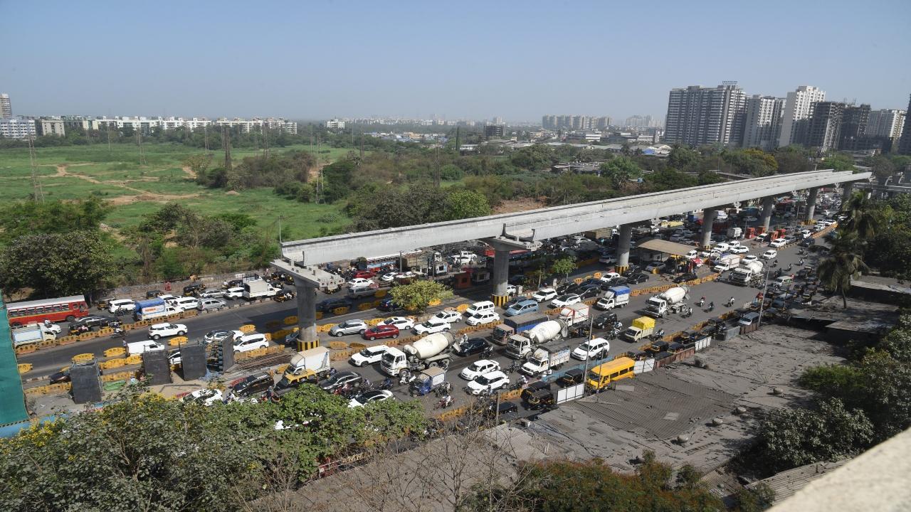 2022: As soon as curbs were lifted, the stretch swiftly got into character. This jammed, chock-a-block scene, every motorist's nightmare, was on April 1. Pic/Nimesh Dave